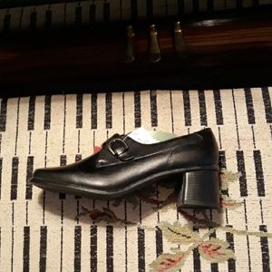 NWT Thom McAn heels with buckle